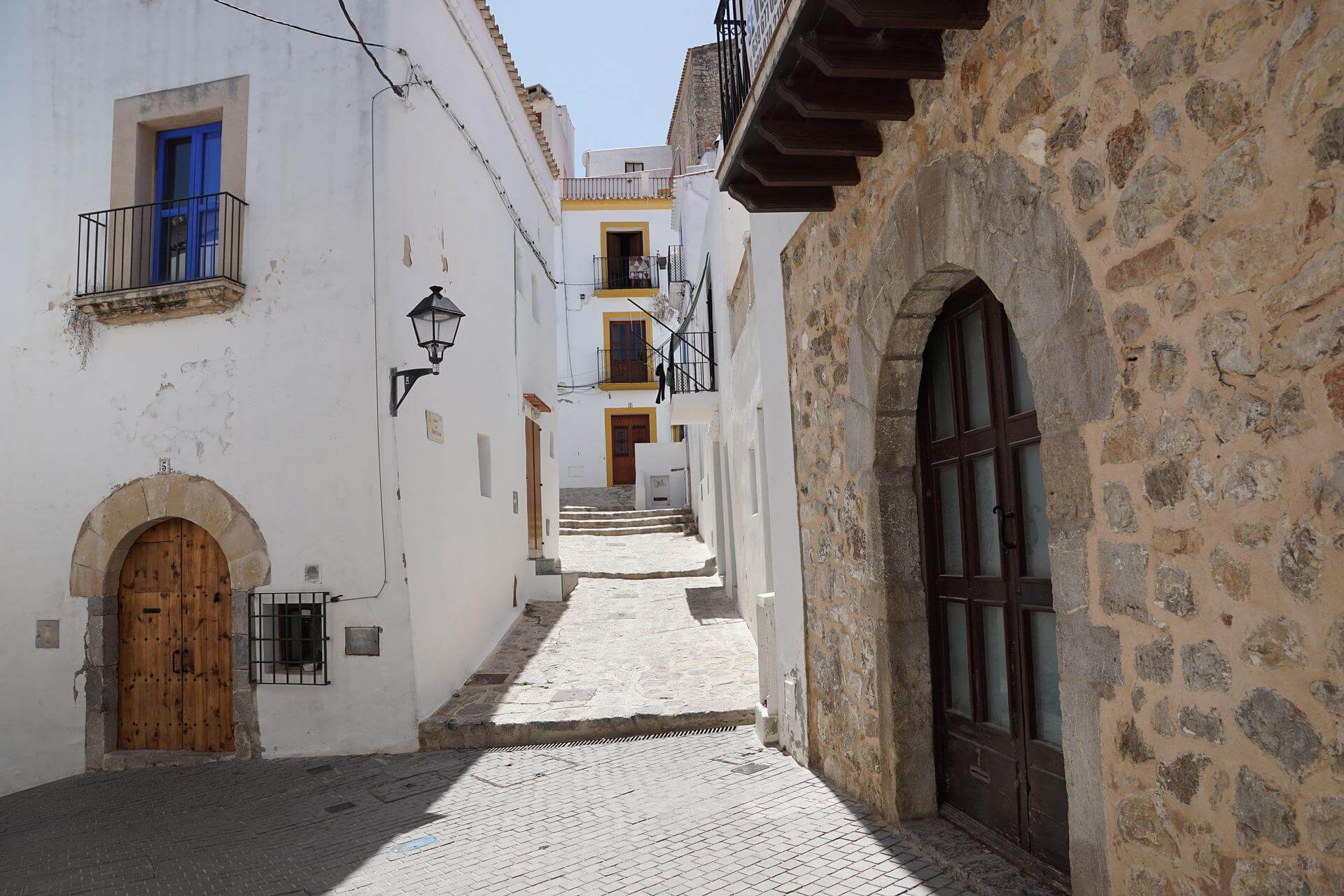 Ibiza - enge Gasse mit typischen Häusern